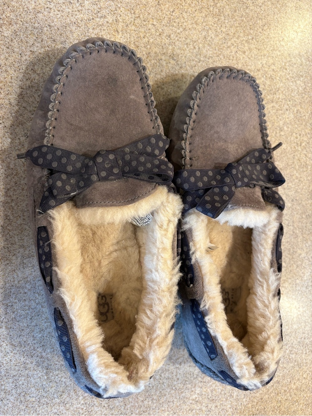 UGG Women's Dakota Gray Suede Shearling Lined Slipper size 8 - Picture 2 of 5